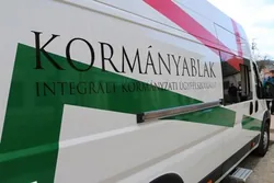 Kormányablakbusz érkezik borítóképe